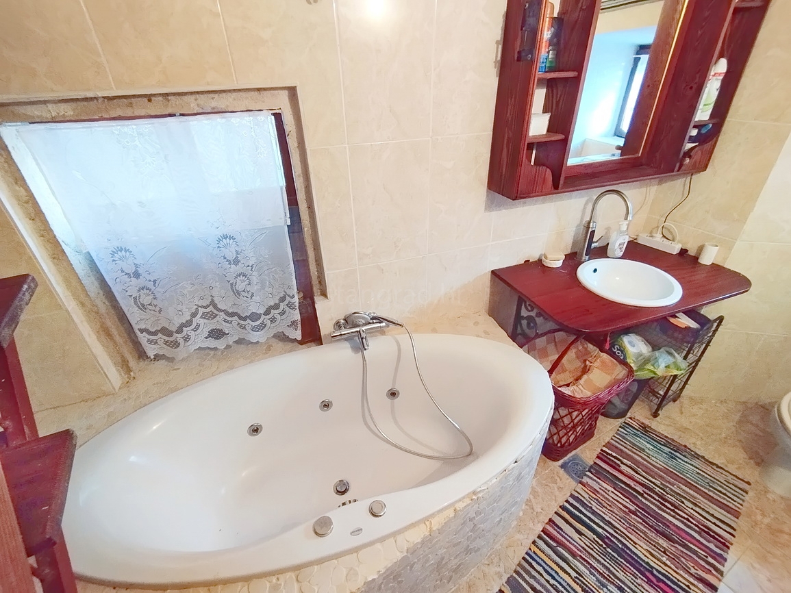 Dobrinj, interessante casa a schiera in un'ottima posizione!