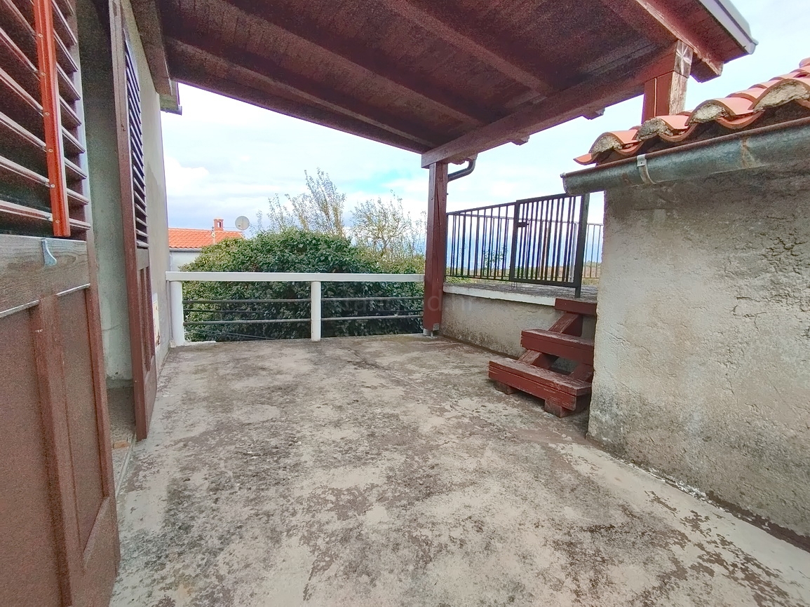 Dobrinj, interessante casa a schiera in un'ottima posizione!