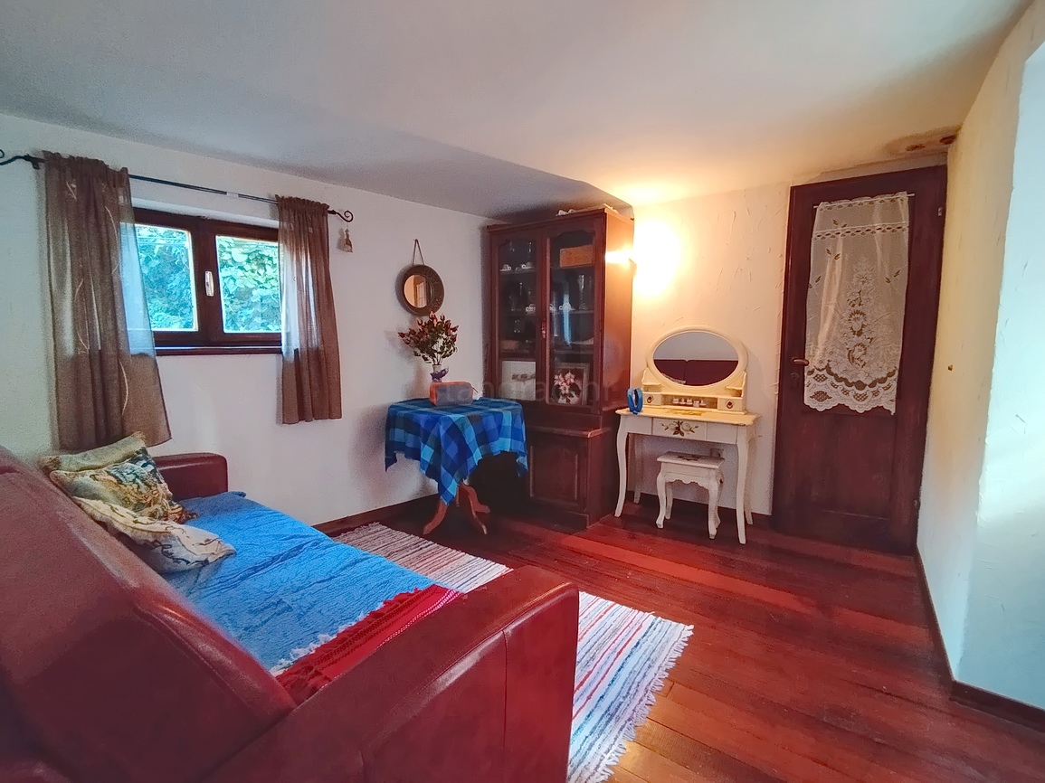 Dobrinj, interessante casa a schiera in un'ottima posizione!