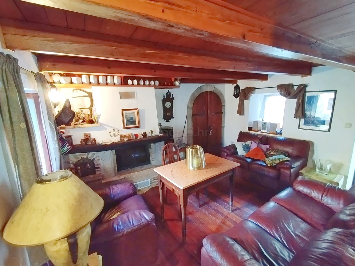 Dobrinj, interessante casa a schiera in un'ottima posizione!