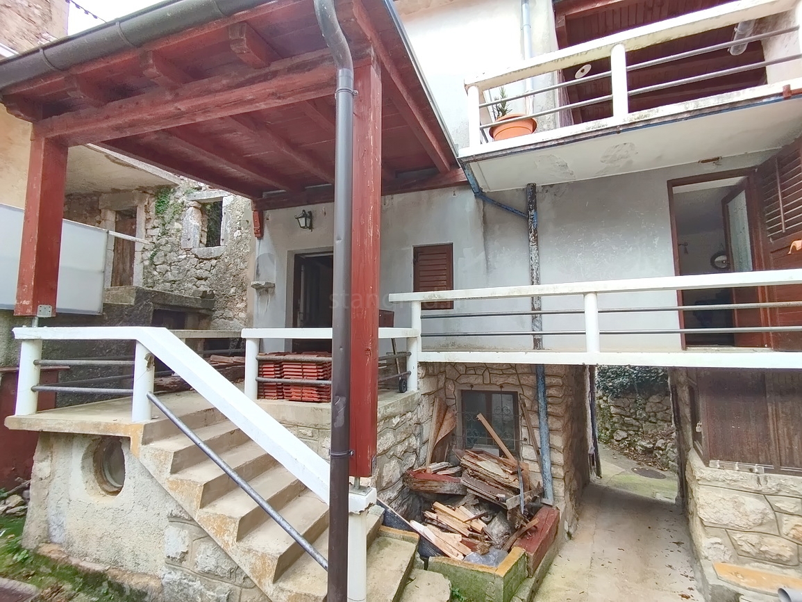 Dobrinj, interessante casa a schiera in un'ottima posizione!