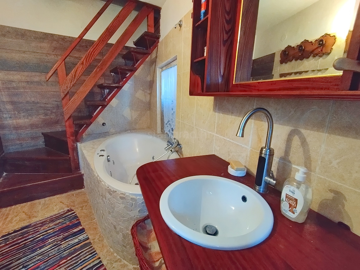 Dobrinj, interessante casa a schiera in un'ottima posizione!