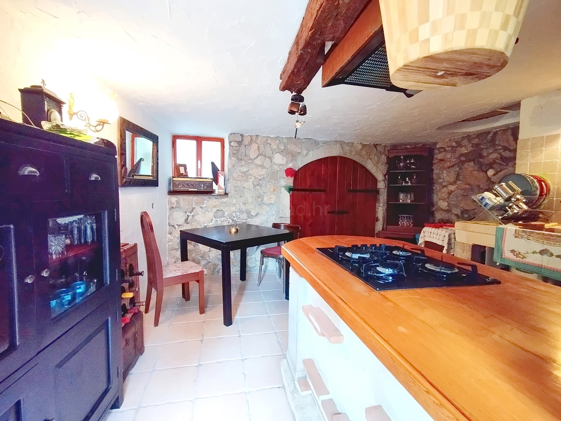 Dobrinj, interessante casa a schiera in un'ottima posizione!