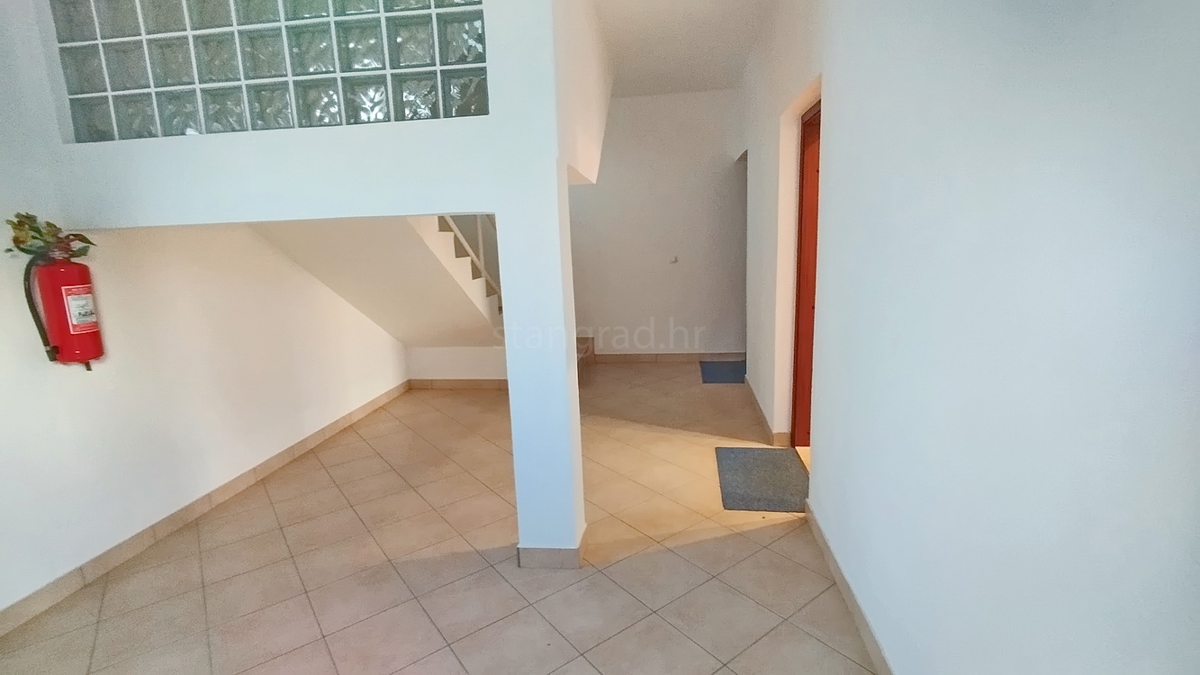 Novi Vinodolski, monolocale con balcone e ampio giardino!