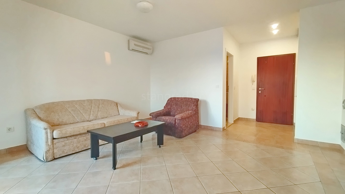 Novi Vinodolski, monolocale con balcone e ampio giardino!