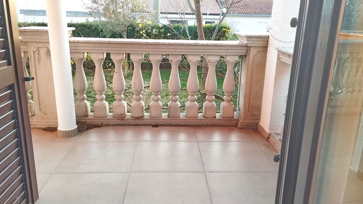 Novi Vinodolski, monolocale con balcone e ampio giardino!