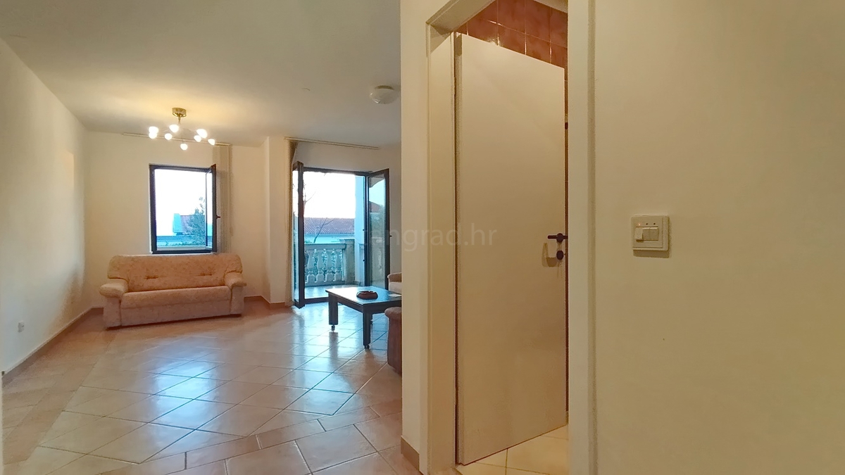 Novi Vinodolski, monolocale con balcone e ampio giardino!