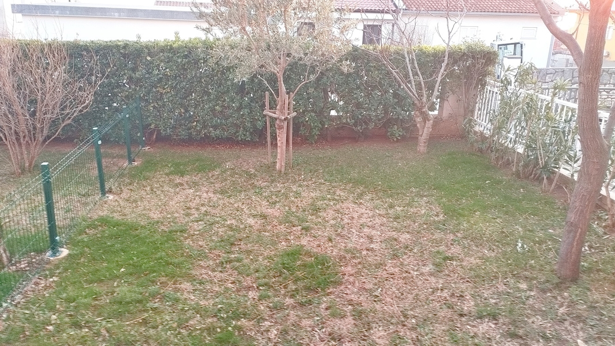 Novi Vinodolski, monolocale con balcone e ampio giardino!