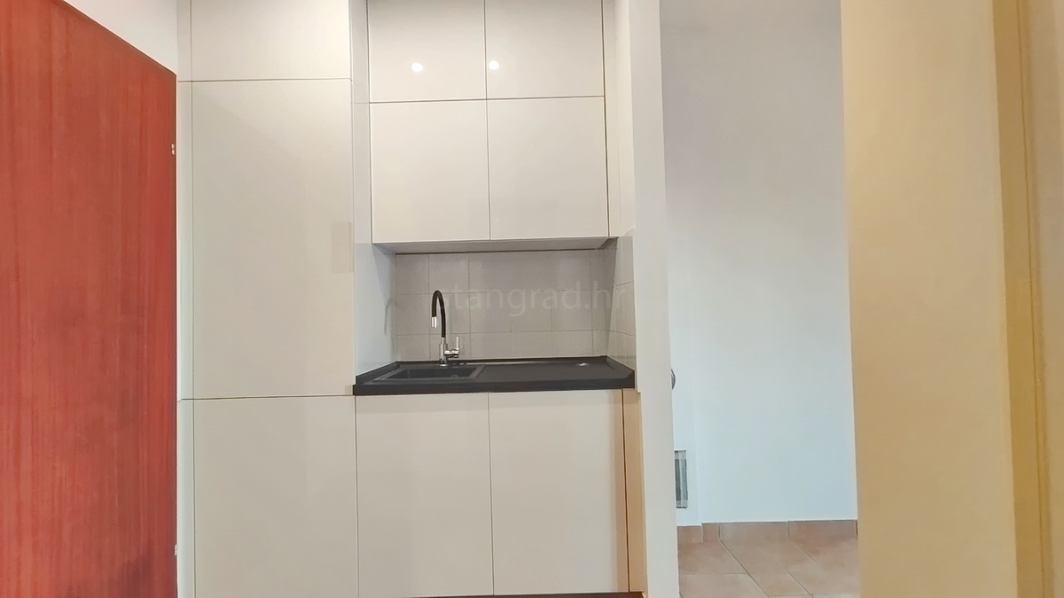 Novi Vinodolski, monolocale con balcone e ampio giardino!