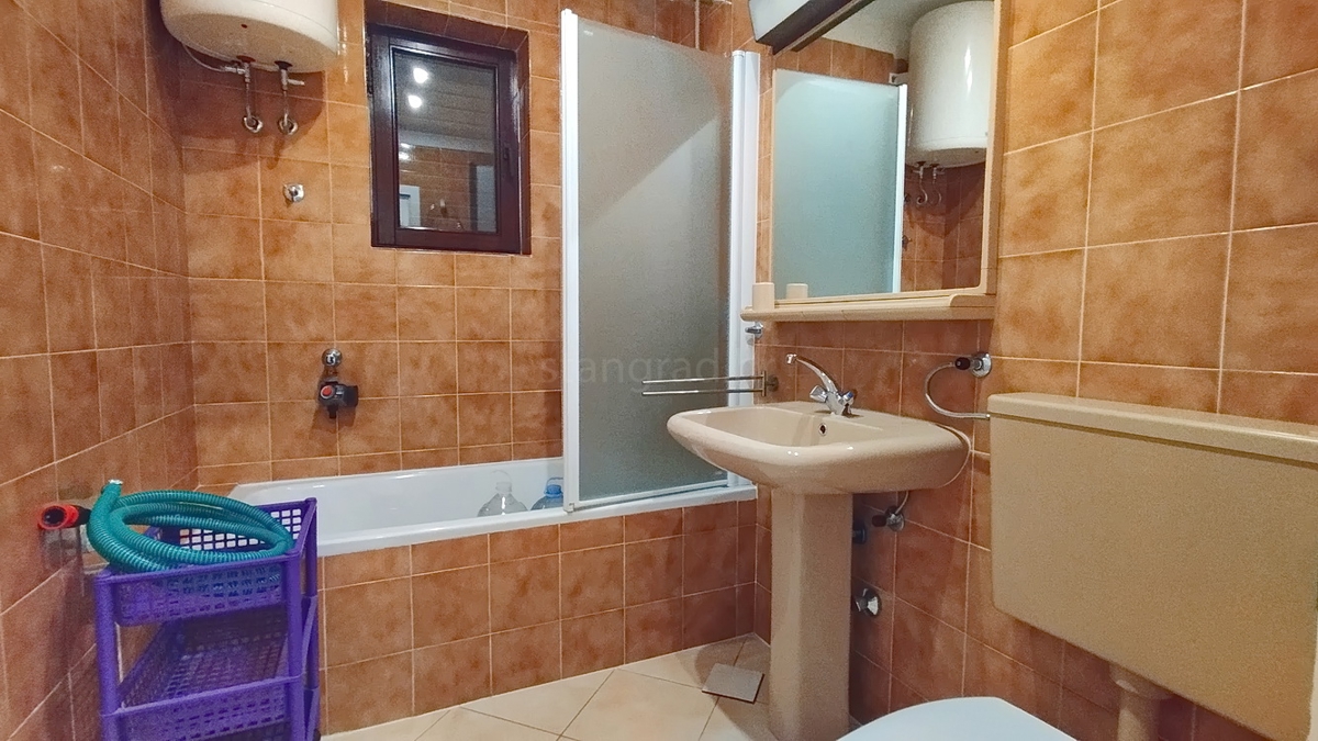 Novi Vinodolski, monolocale con balcone e ampio giardino!