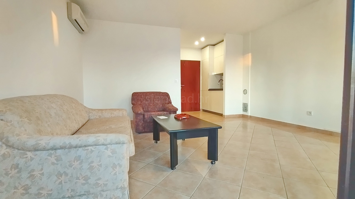 Novi Vinodolski, monolocale con balcone e ampio giardino!