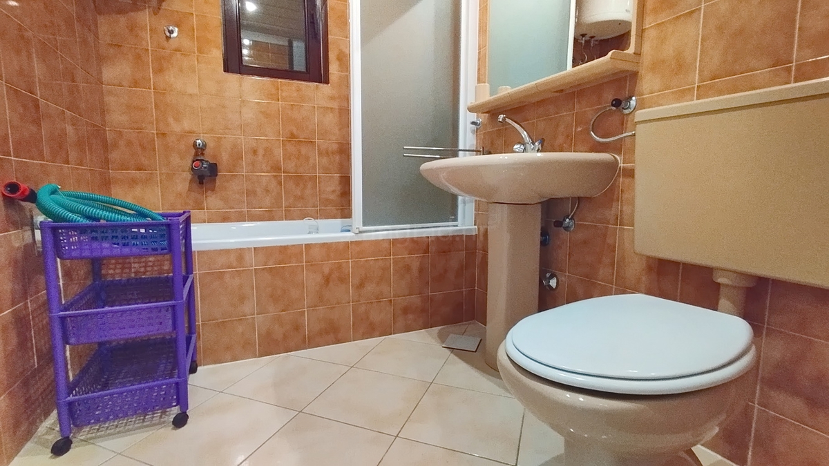 Novi Vinodolski, monolocale con balcone e ampio giardino!