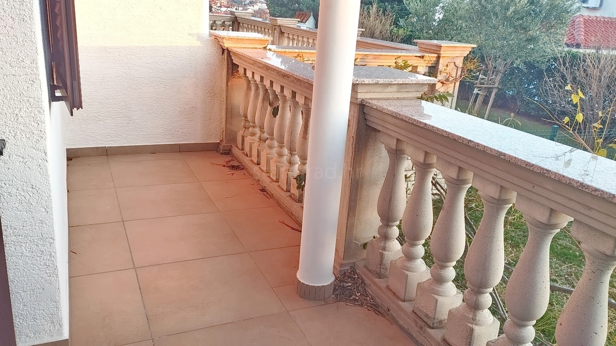 Novi Vinodolski, monolocale con balcone e ampio giardino!