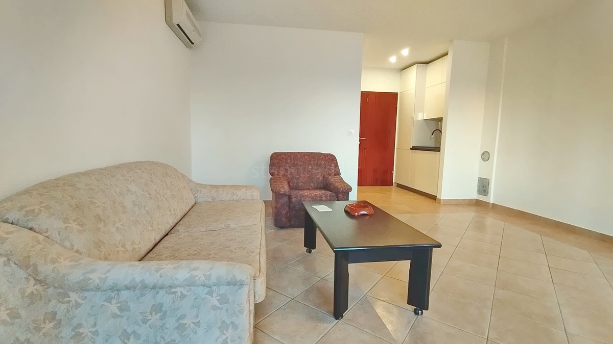 Novi Vinodolski, monolocale con balcone e ampio giardino!