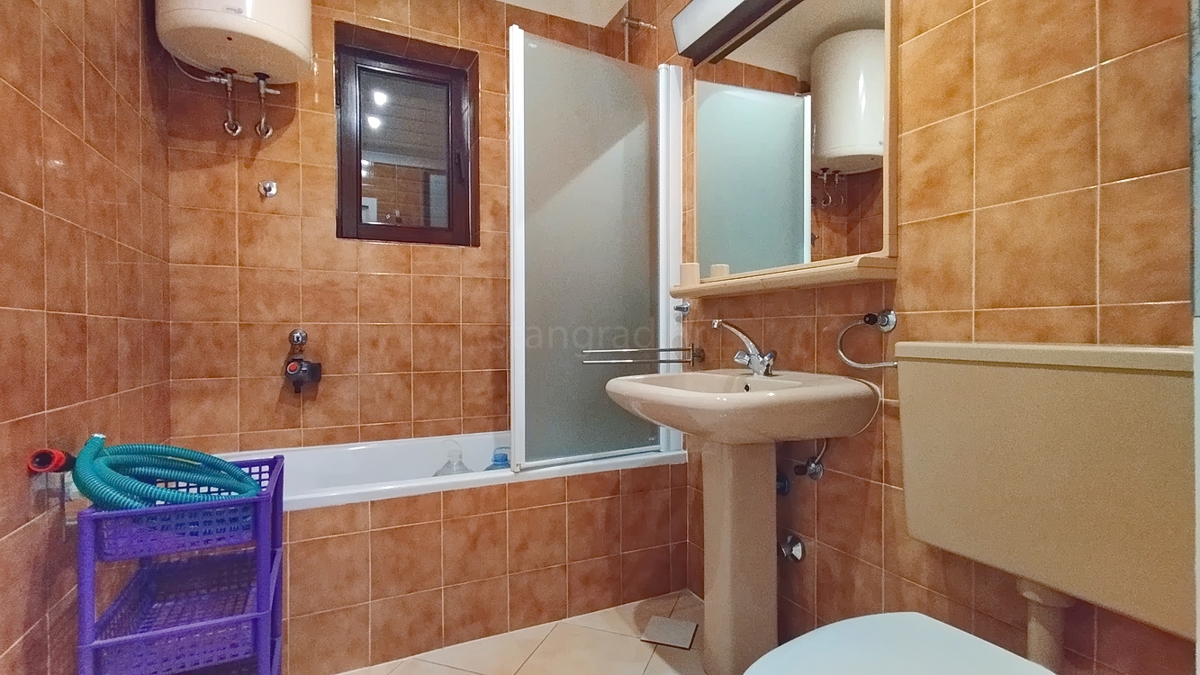 Novi Vinodolski, monolocale con balcone e ampio giardino!