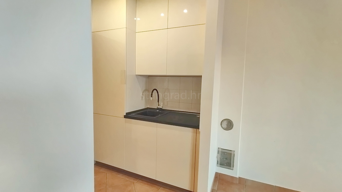 Novi Vinodolski, monolocale con balcone e ampio giardino!