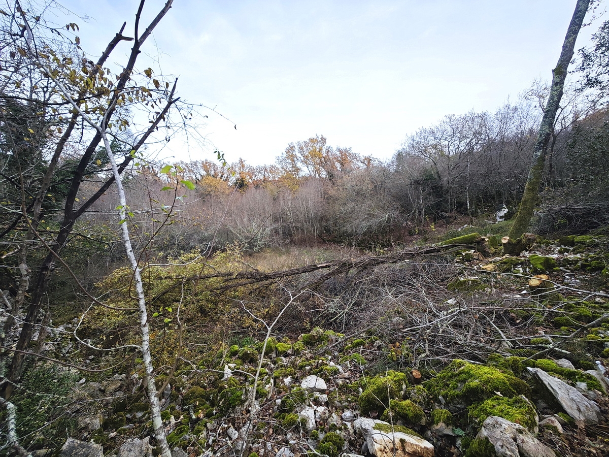 Zona di Malinska, ampio terreno edificabile in posizione tranquilla!