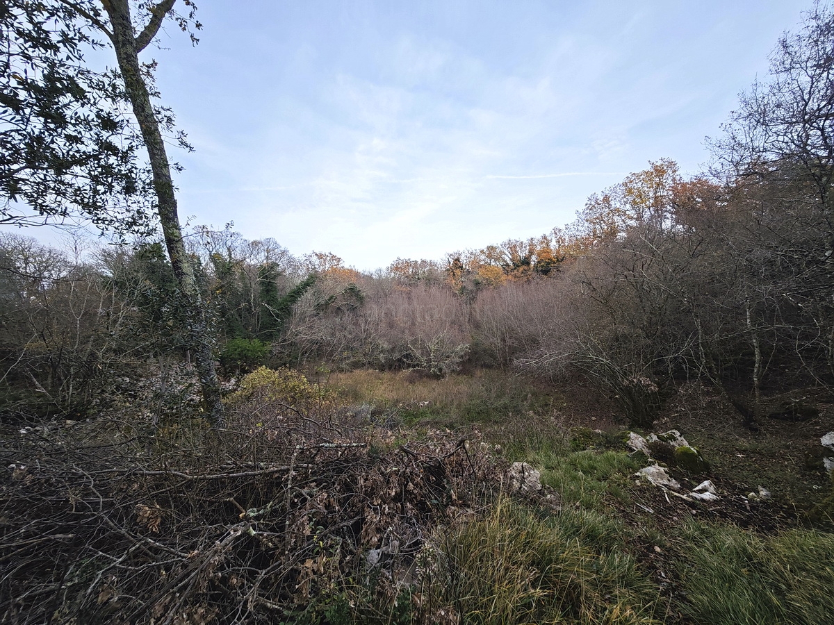 Zona di Malinska, ampio terreno edificabile in posizione tranquilla!