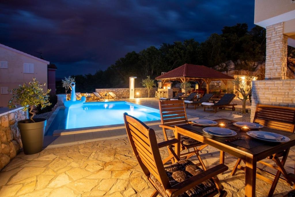 Uvala Soline villa esclusiva con 6 appartamenti, piscina e vista mare!