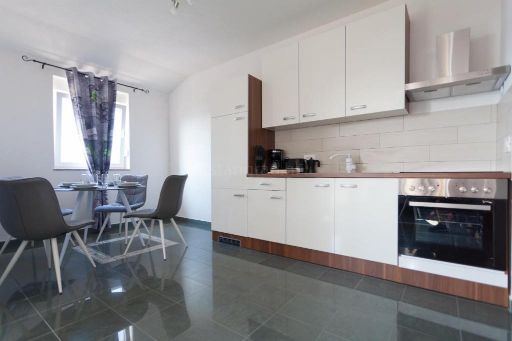 Uvala Soline villa esclusiva con 6 appartamenti, piscina e vista mare!