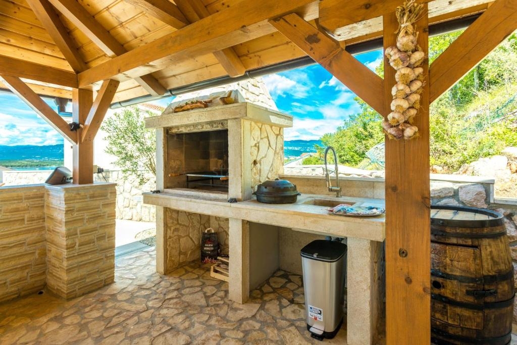 Uvala Soline villa esclusiva con 6 appartamenti, piscina e vista mare!