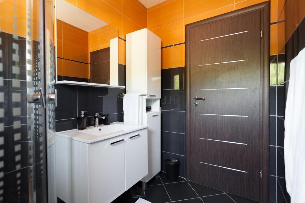 Uvala Soline villa esclusiva con 6 appartamenti, piscina e vista mare!