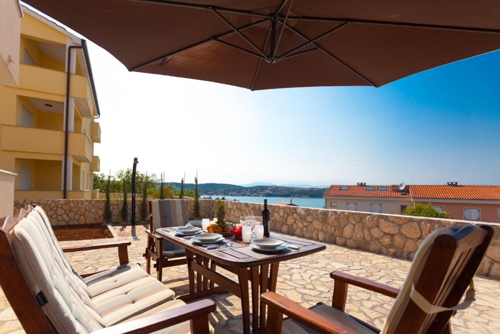 Uvala Soline villa esclusiva con 6 appartamenti, piscina e vista mare!