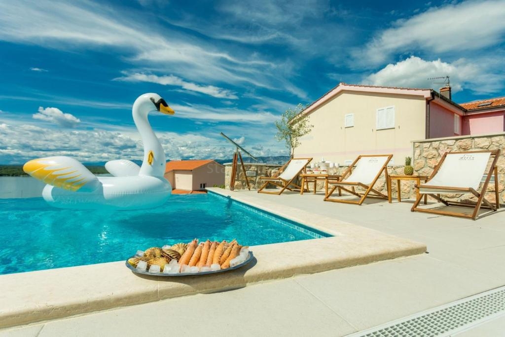 Uvala Soline villa esclusiva con 6 appartamenti, piscina e vista mare!