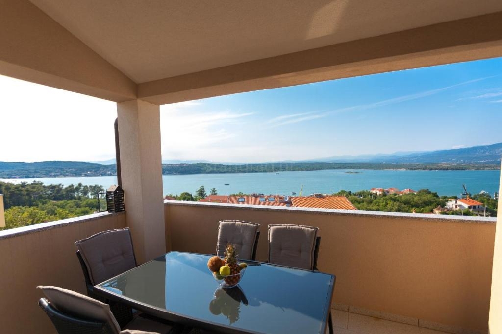 Uvala Soline villa esclusiva con 6 appartamenti, piscina e vista mare!