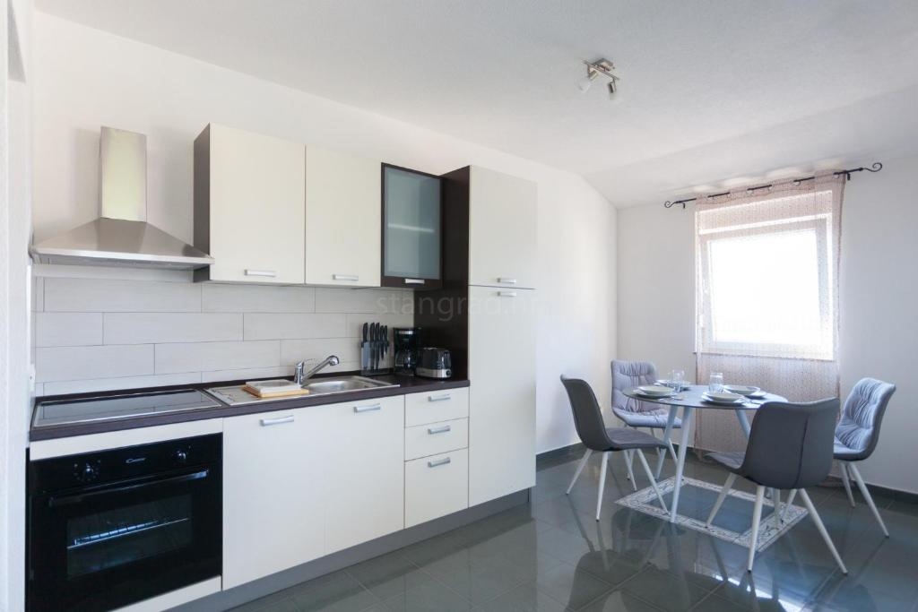 Uvala Soline villa esclusiva con 6 appartamenti, piscina e vista mare!