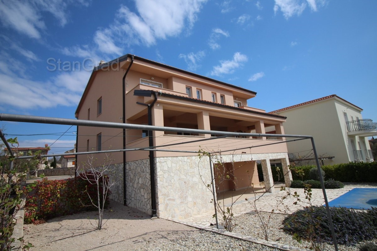 Veglia, dintorni, casa indipendente con 3 appartamenti, piscina, garage, sala giochi, cantina