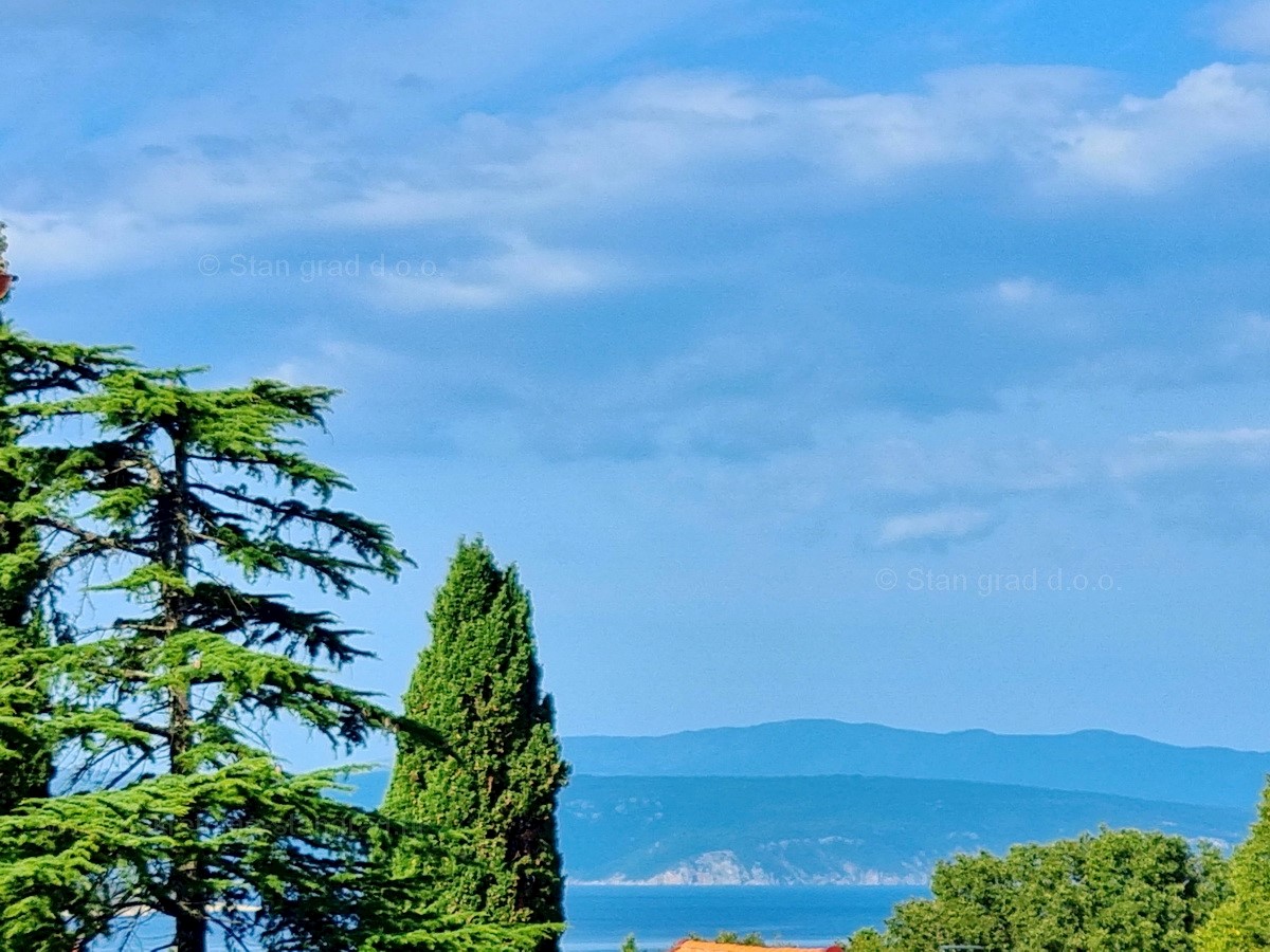 Isola di Krk, Malinska, appartamento in vendita in una posizione eccellente, a 200 m dal mare!