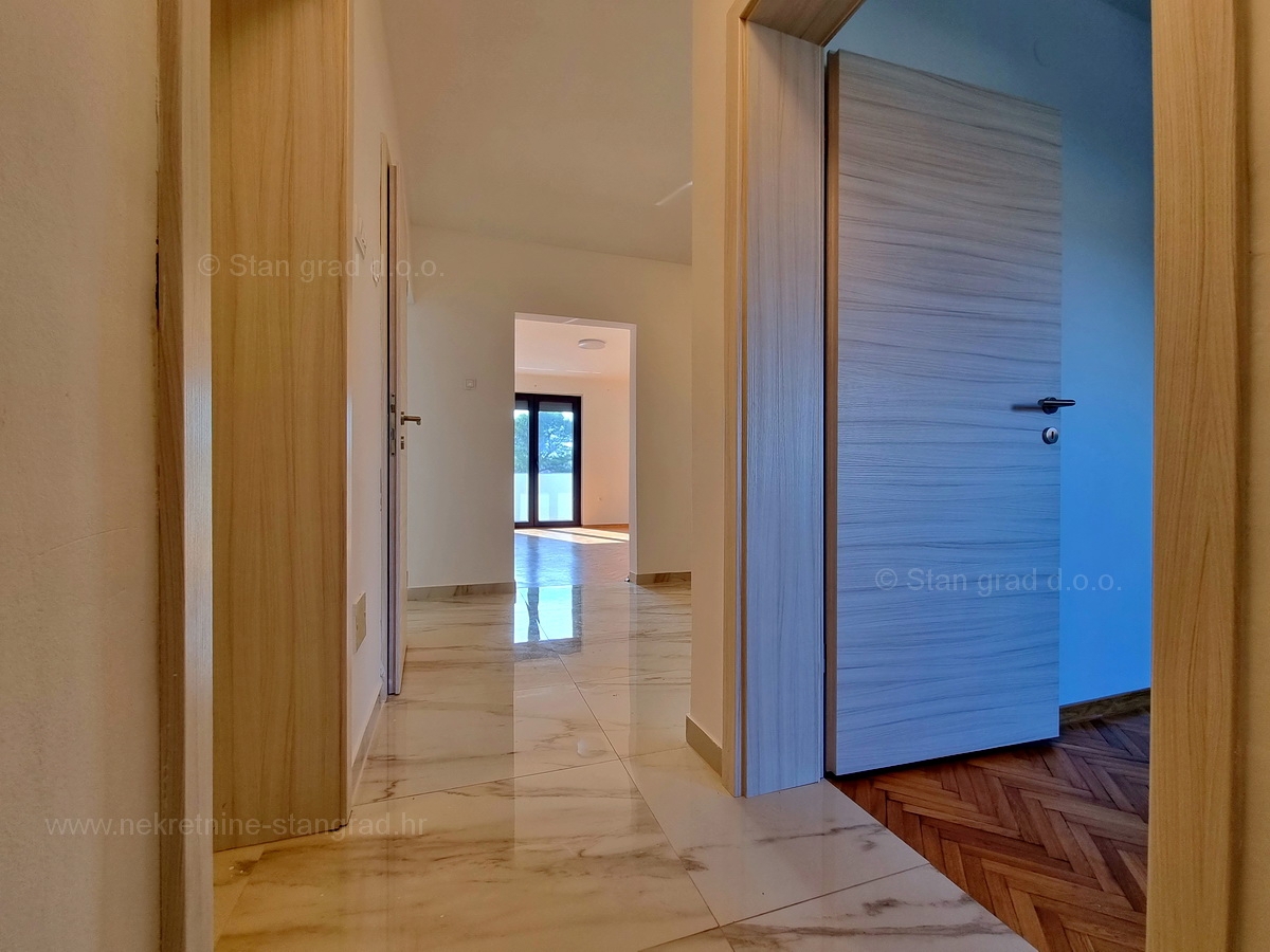 Isola di Krk, Malinska, appartamento in vendita in una posizione eccellente, a 200 m dal mare!