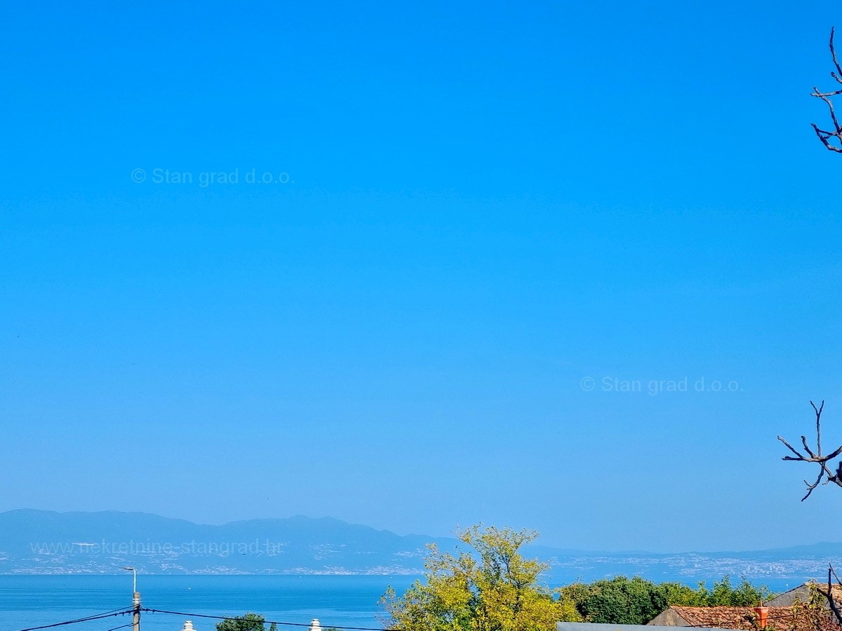 Isola di Krk, Malinska, terreno edificabile pianeggiante in ottima posizione!