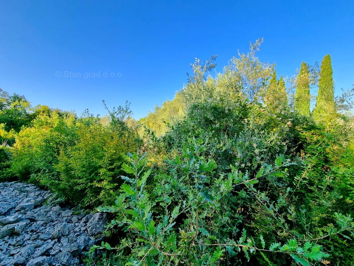 Isola di Krk, Malinska, terreno edificabile pianeggiante in ottima posizione!