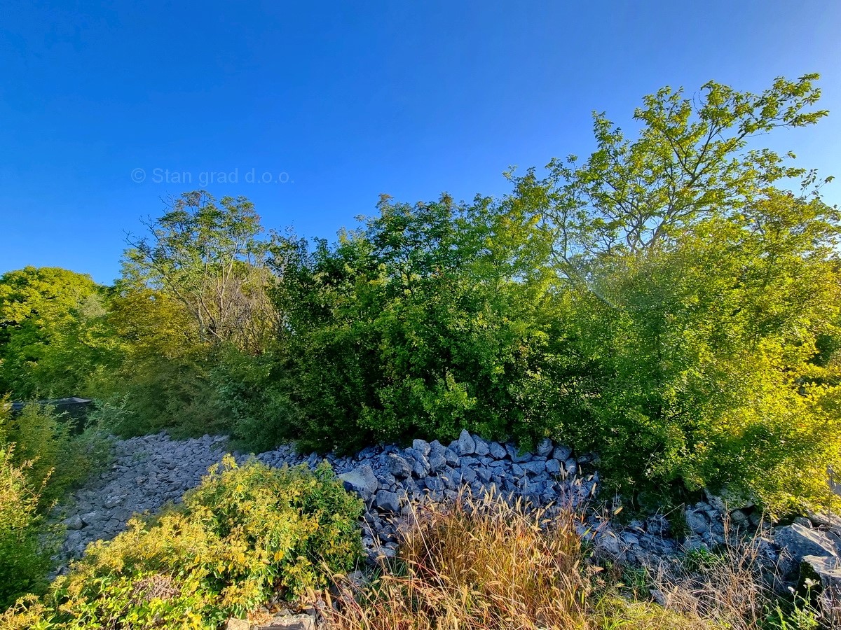 Isola di Krk, Malinska, terreno edificabile pianeggiante in ottima posizione!