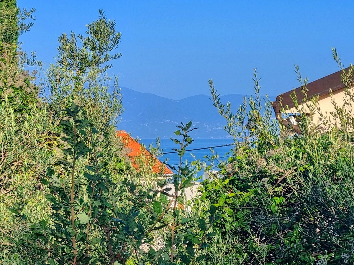 Isola di Krk, Malinska, terreno edificabile pianeggiante in ottima posizione!