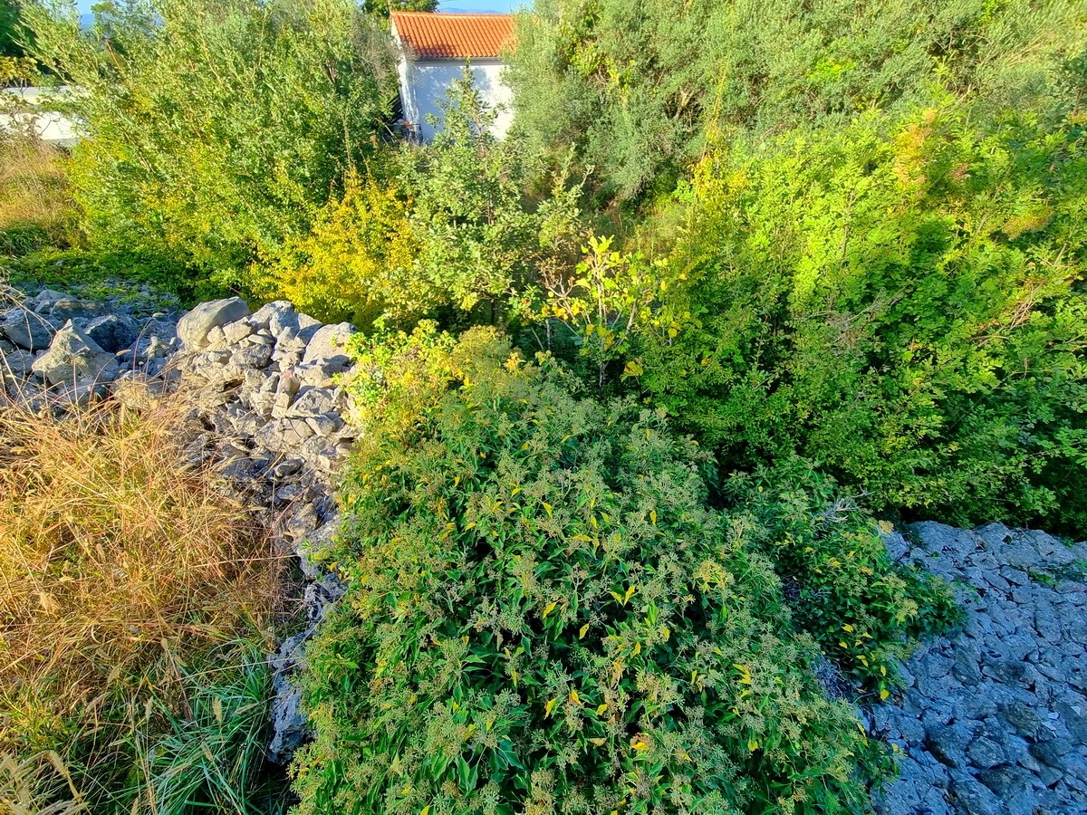 Isola di Krk, Malinska, terreno edificabile pianeggiante in ottima posizione!