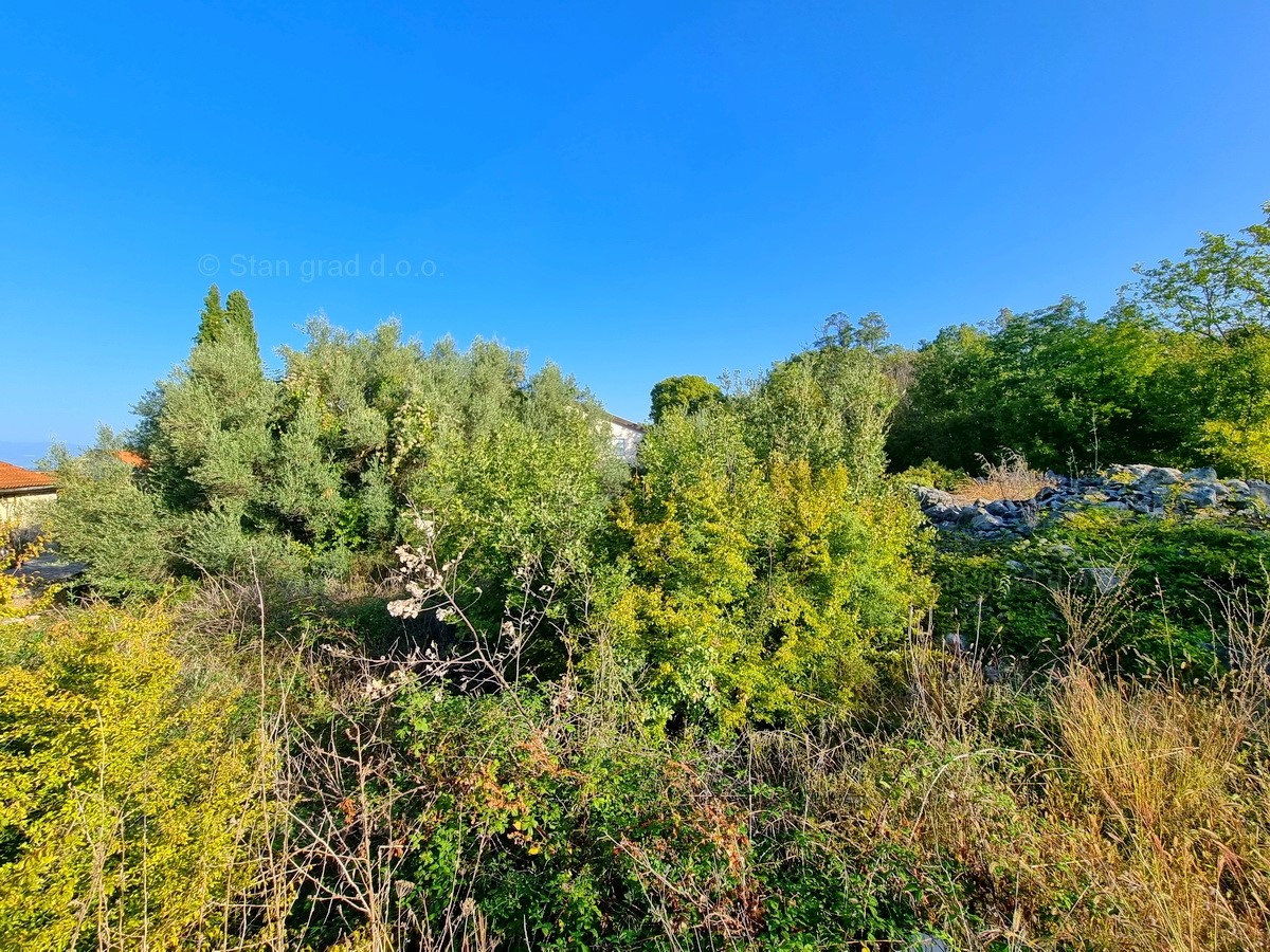 Isola di Krk, Malinska, terreno edificabile pianeggiante in ottima posizione!