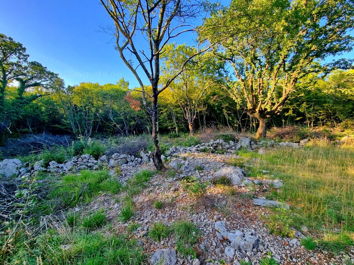 Sull'isola di Krk, baia di Soline, terreno edificabile parcellizzato in una buona posizione!