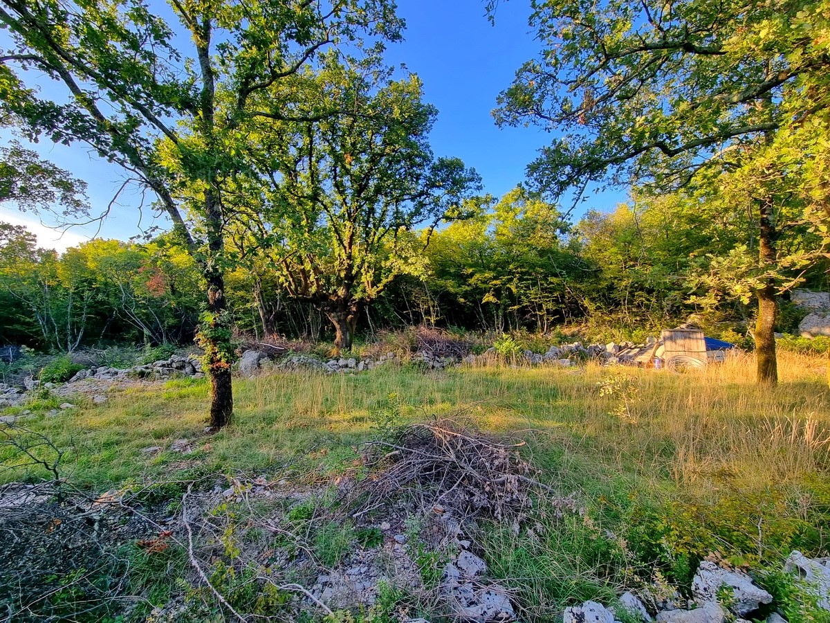 Sull'isola di Krk, baia di Soline, terreno edificabile parcellizzato in una buona posizione!