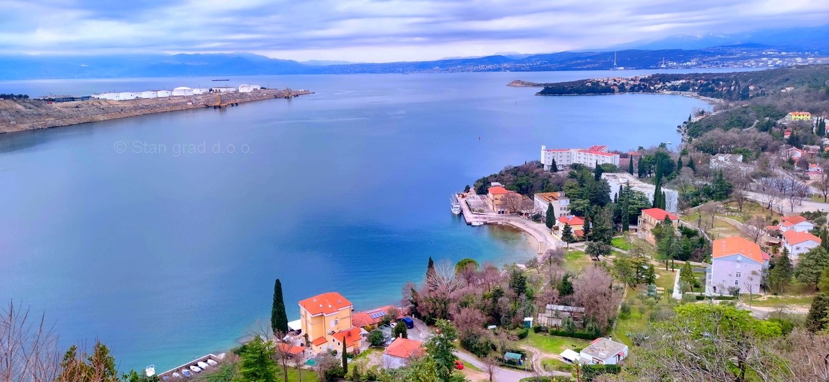 Isola di Krk, Omišalj, terreno edificabile con permesso, prima fila al mare!