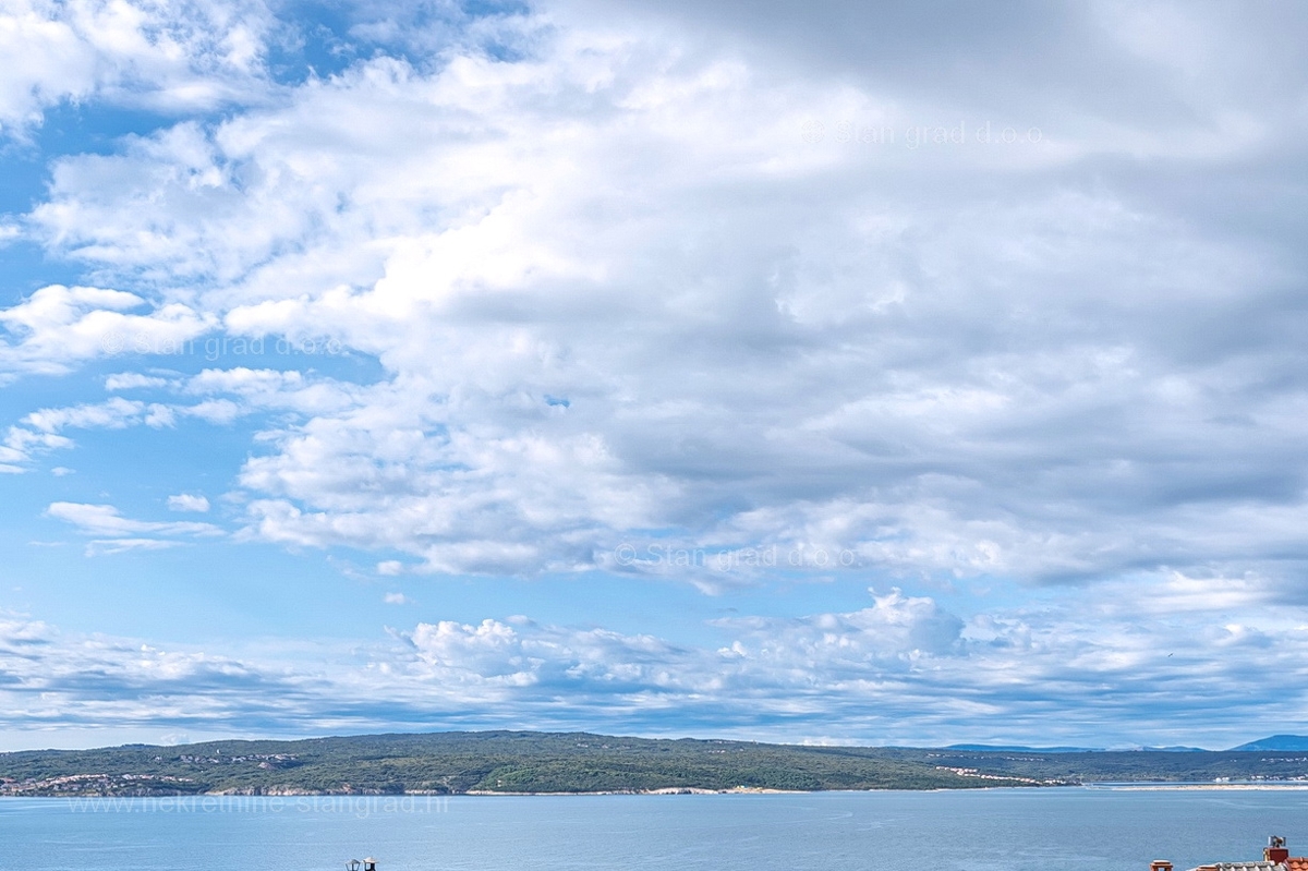 Crikvenica, appartamento al 2° piano con vista sul mare, in vendita!