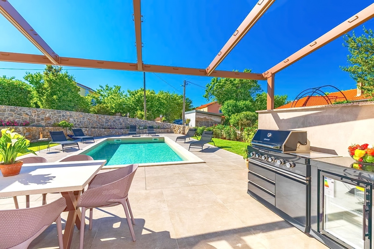 Krk, dintorni, moderna casa bifamiliare in una posizione tranquilla!