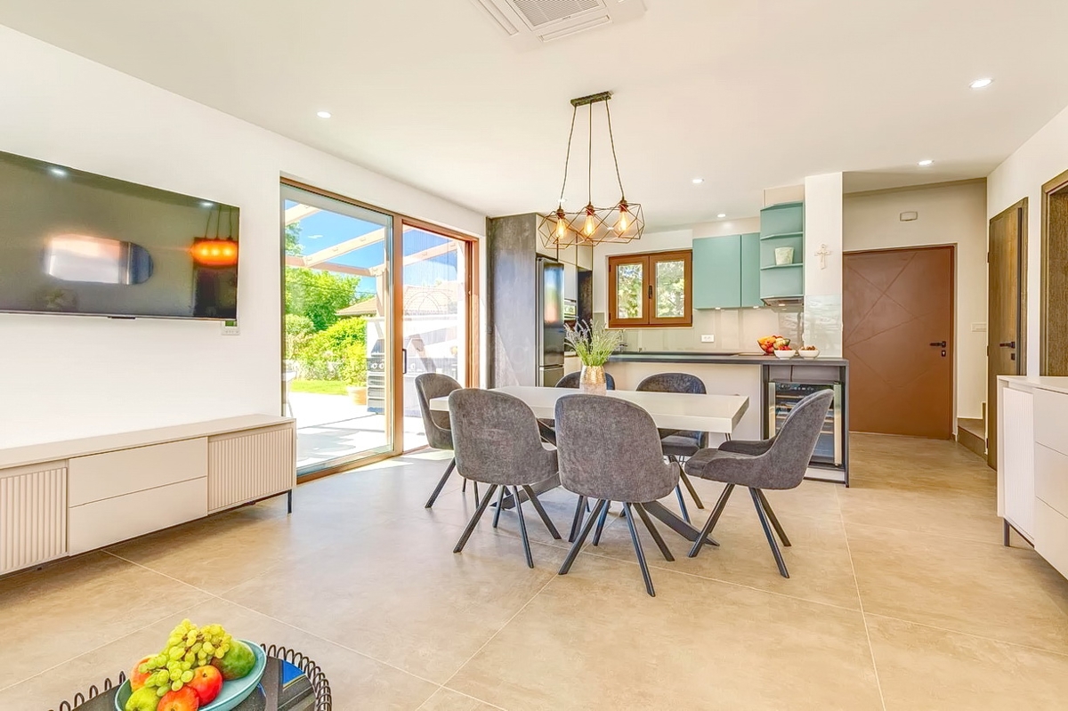 Krk, dintorni, moderna casa bifamiliare in una posizione tranquilla!