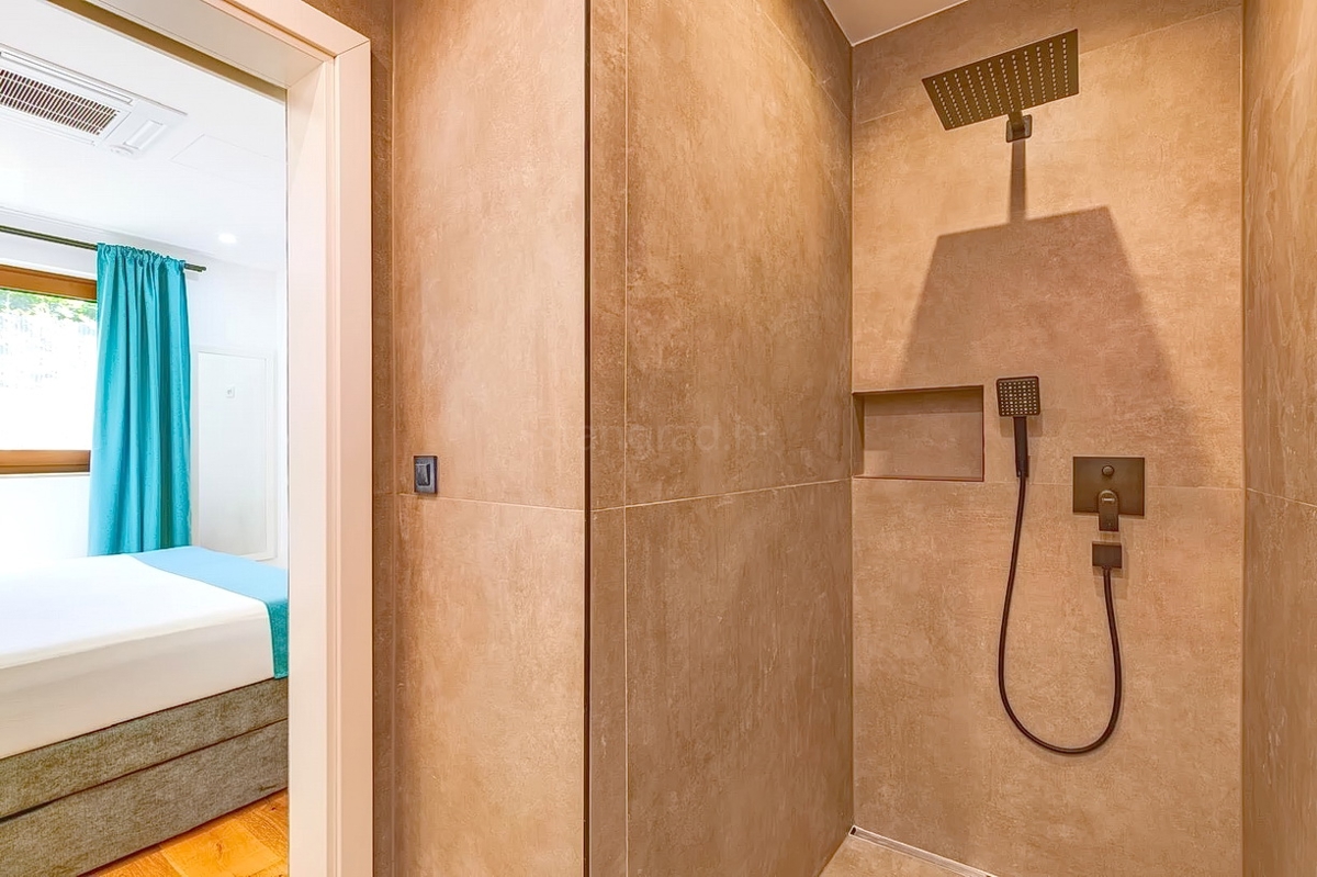 Krk, dintorni, moderna casa bifamiliare in una posizione tranquilla!