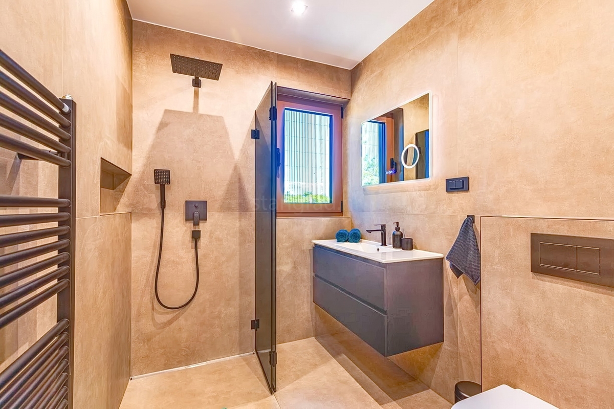 Krk, dintorni, moderna casa bifamiliare in una posizione tranquilla!