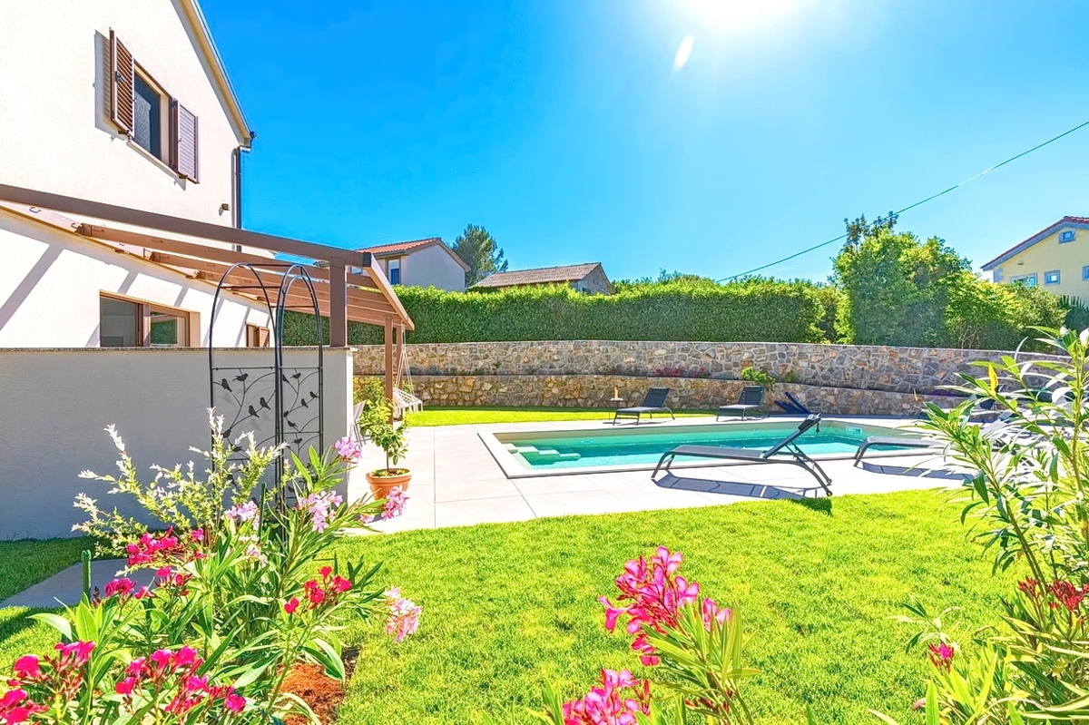 Krk, dintorni, moderna casa bifamiliare in una posizione tranquilla!