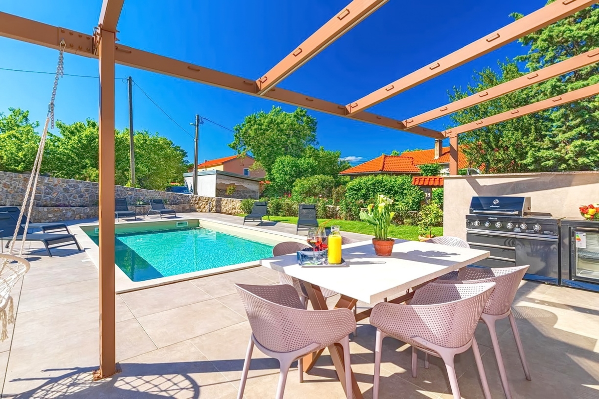 Krk, dintorni, moderna casa bifamiliare in una posizione tranquilla!