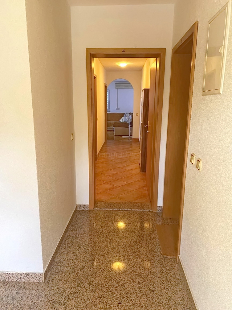 Malinska, confortevole appartamento al piano terra vicino al mare!